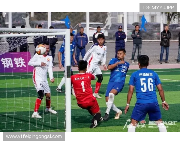 新赛季揭幕战激烈开战 国内足球强队展开激斗 争夺冠军宝座战况激烈